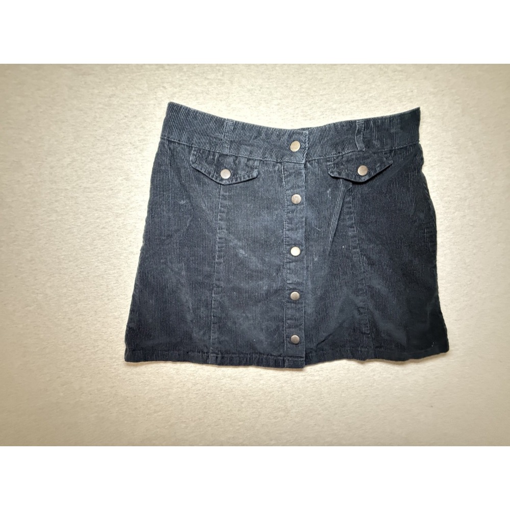 BDG. Medium. black corderoy button up skirt. 2 mock pockets in the‎ front.
